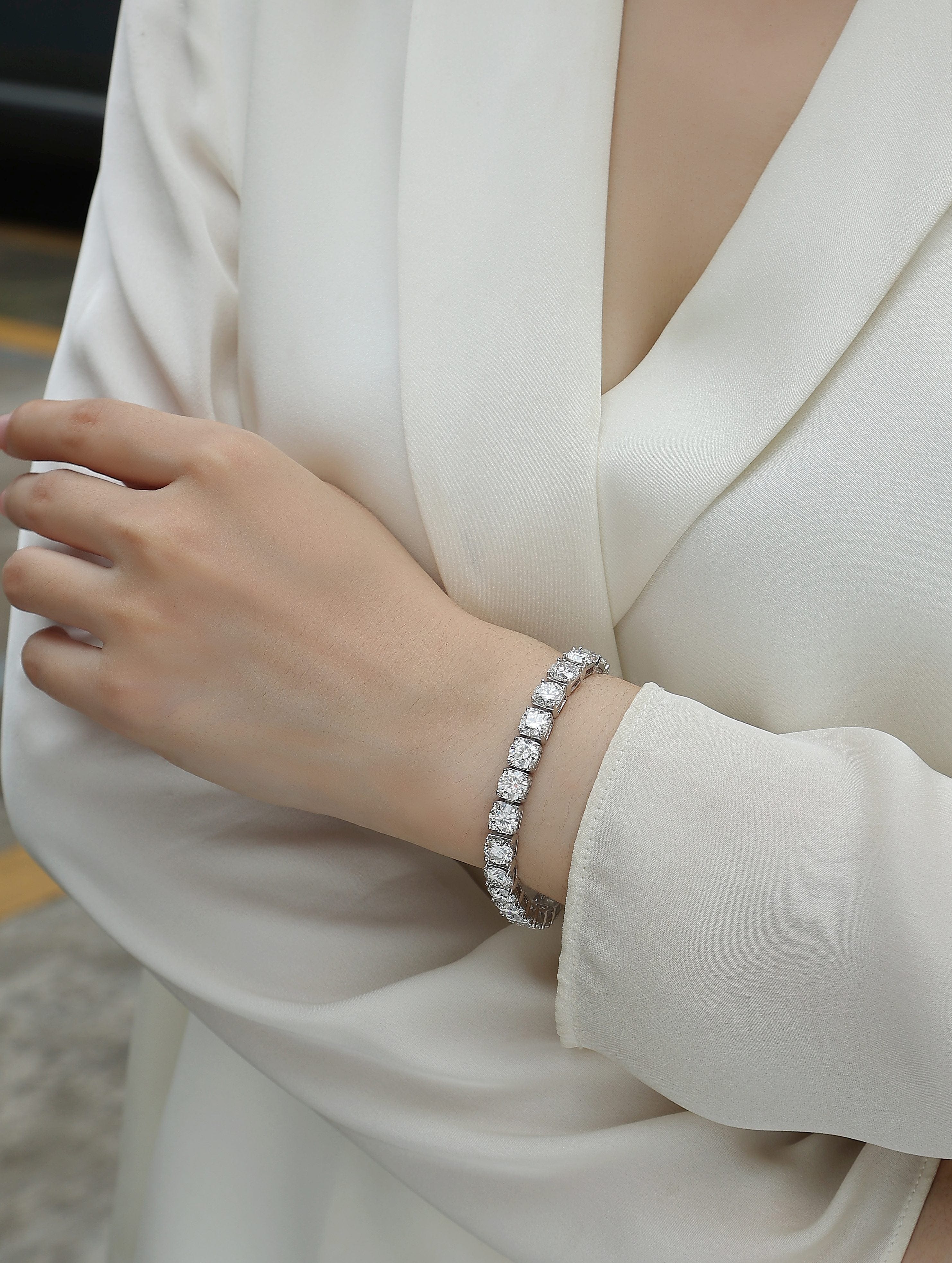 Large Gravitational Pull Moissanite Bracelet Set — S925 Silver-Plated Platinum, Light Luxury Women's Jewelry